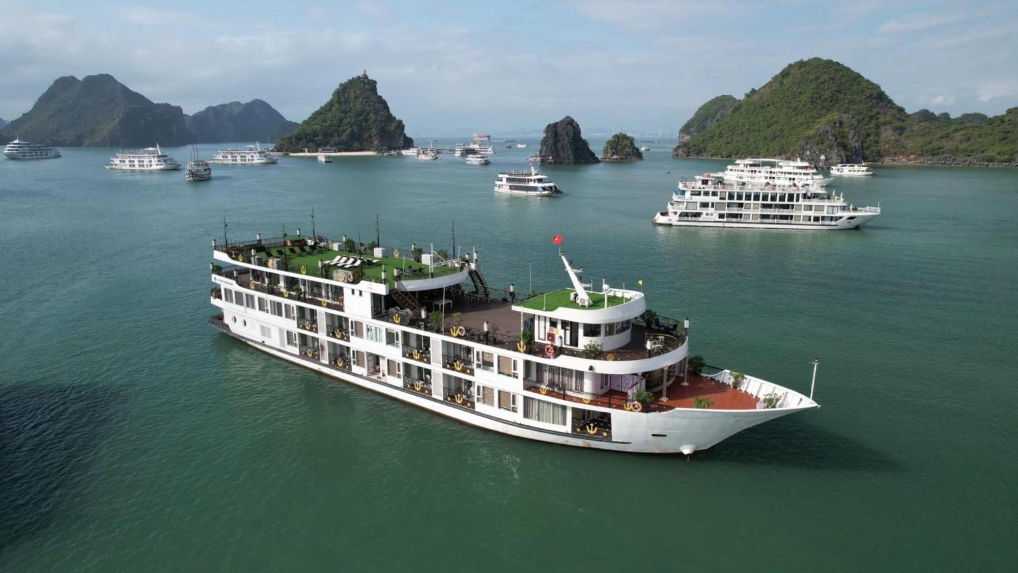 Halong Aquamarine Royal Cruise Hotel Ha Long Exterior photo