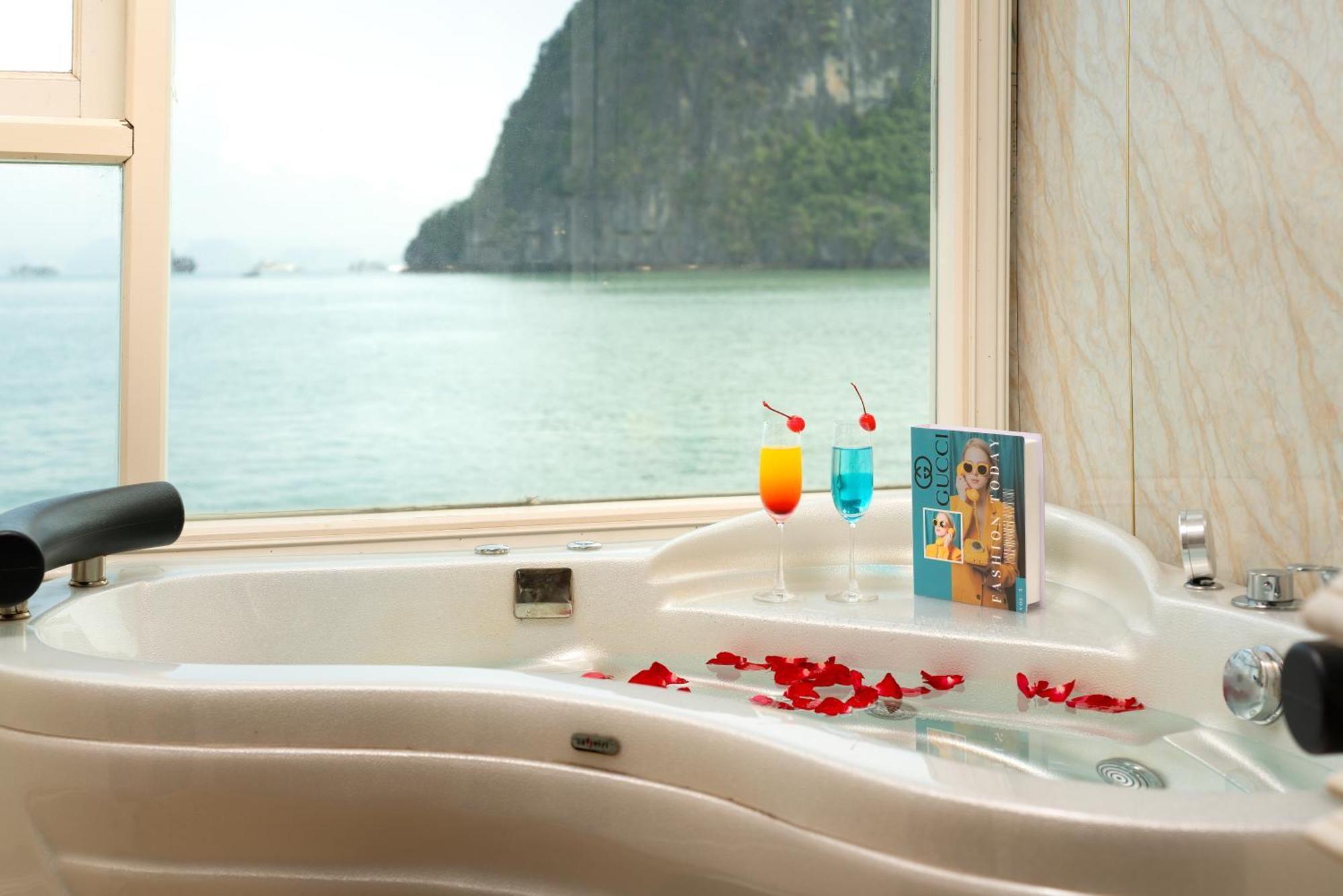 Halong Aquamarine Royal Cruise Hotel Ha Long Exterior photo